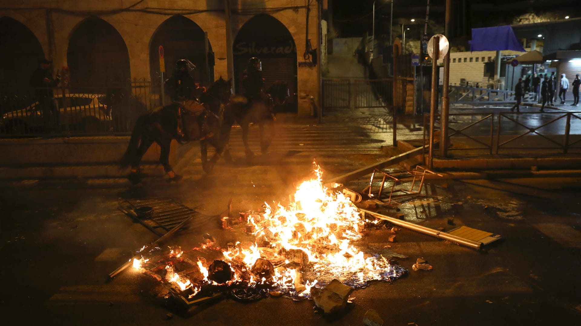 Feuer auf der Straße in Jerusalem: Demonstranten errichteten Barrikaden.