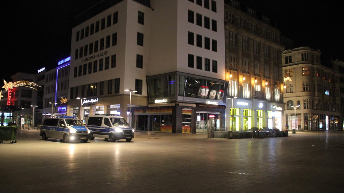 Polizeistreifen fahren durch die leere Hannoveraner Innenstadt (Symbolbild): In mehreren Niedersächsischen Landkreisen greift nun die Bundesnotbremse.