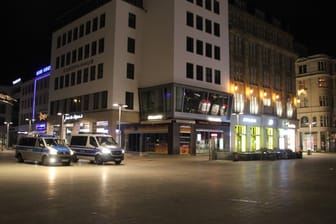 Polizeistreifen fahren durch die leere Hannoveraner Innenstadt (Symbolbild): In mehreren Niedersächsischen Landkreisen greift nun die Bundesnotbremse.