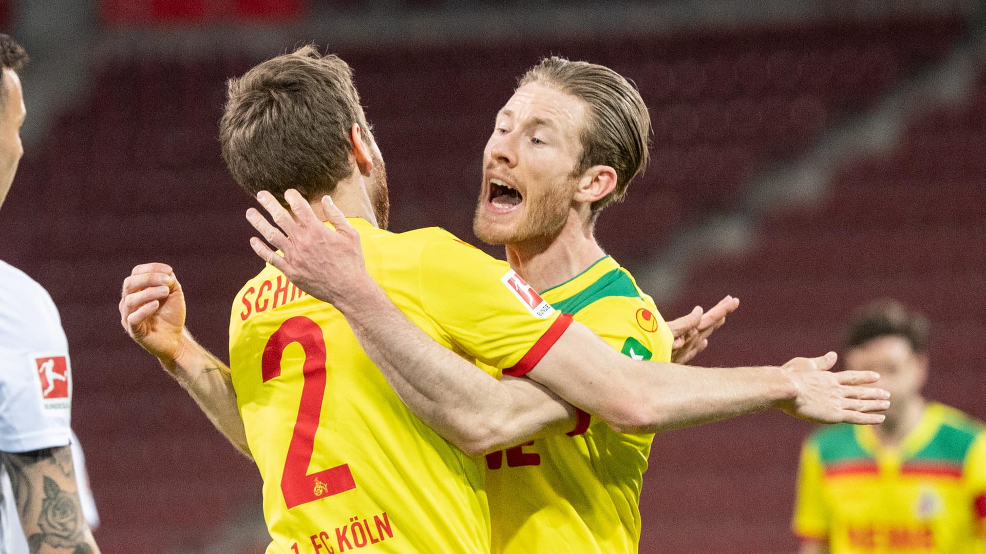 Benno Schmitz und Torschütze Florian Kainz jubeln: Der 1. FC Köln schlug Augsburg im Abstiegskampf.