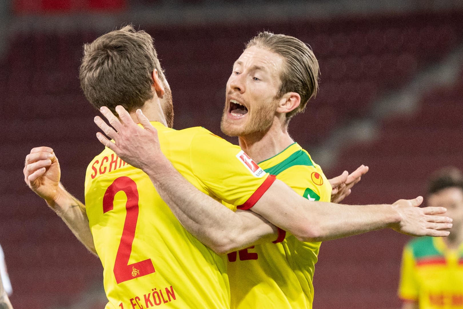 Benno Schmitz und Torschütze Florian Kainz jubeln: Der 1. FC Köln schlug Augsburg im Abstiegskampf.