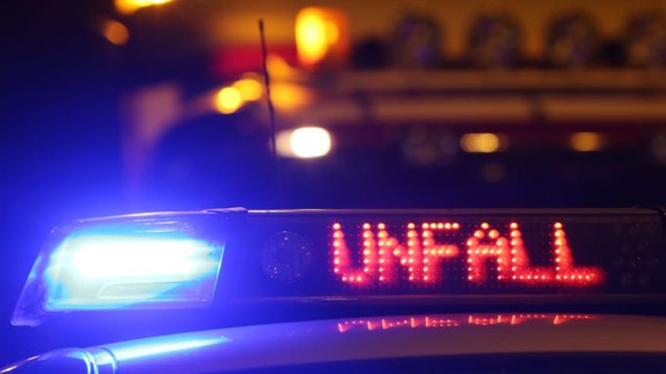 Ein Polizeiwagen steht mit eingeschaltetem Blaulicht an einer Unfallstelle (Symbolbild): Nach einem Ausweichmanöver eines 34-Jährigen kam es zum Zusammenstoß.