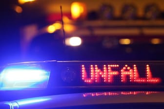 Ein Polizeiwagen steht mit eingeschaltetem Blaulicht an einer Unfallstelle (Symbolbild): Nach einem Ausweichmanöver eines 34-Jährigen kam es zum Zusammenstoß.