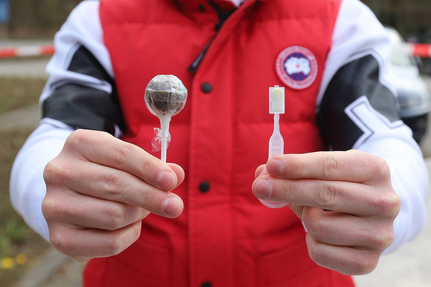 Covid-19-Schnelltest nach der Lolli-Methode und ein Lolli (Symbolbild): In Kölner Schulen und Kitas wurden Lolli-Tests angeboten.