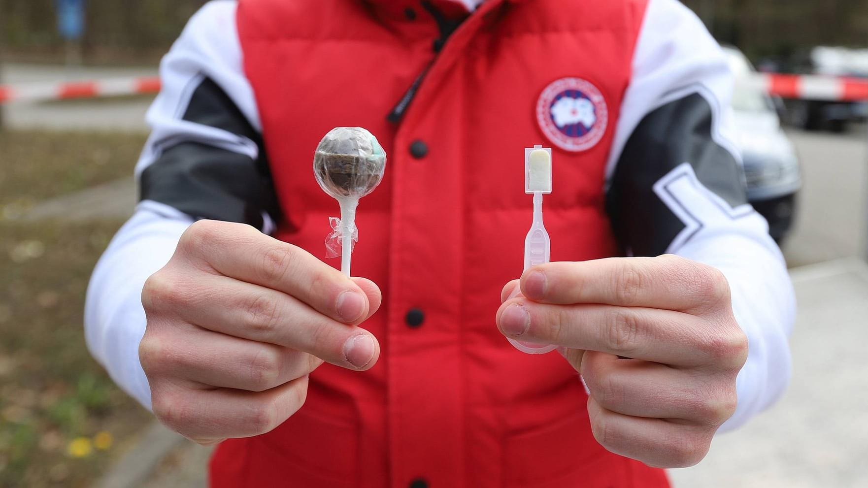 Covid-19-Schnelltest nach der Lolli-Methode und ein Lolli (Symbolbild): In Kölner Schulen und Kitas wurden Lolli-Tests angeboten.