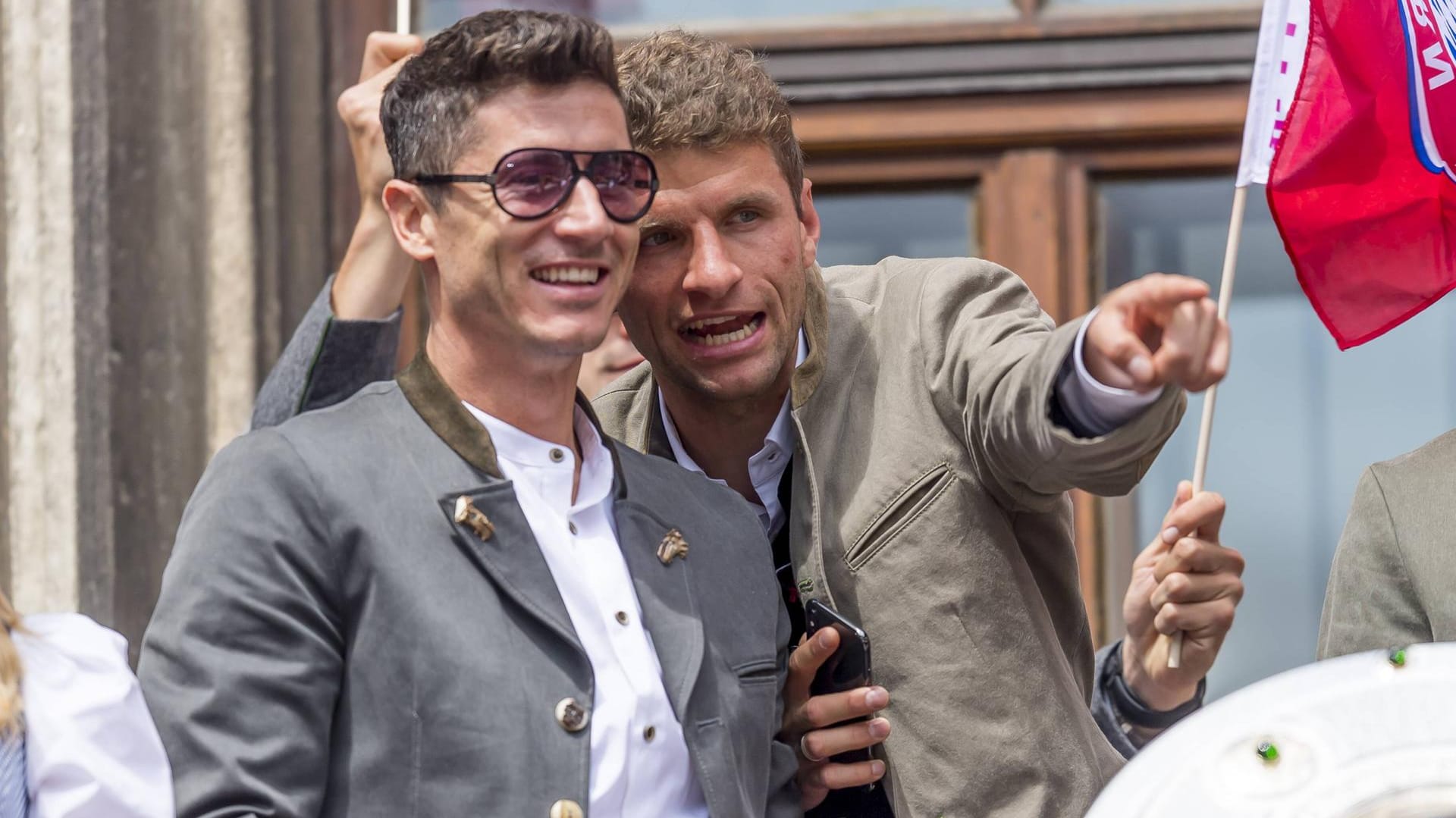 Robert Lewandowski (li.) und Thomas Müller bei der Meisterfeier auf dem Marienplatz im Mai 2019. Auch dieses Jahr heißt der Titelträger FC Bayern München.