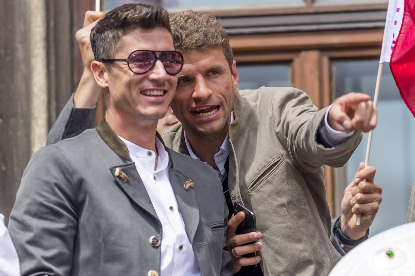 Robert Lewandowski (li.) und Thomas Müller bei der Meisterfeier auf dem Marienplatz im Mai 2019. Auch dieses Jahr heißt der Titelträger FC Bayern München.