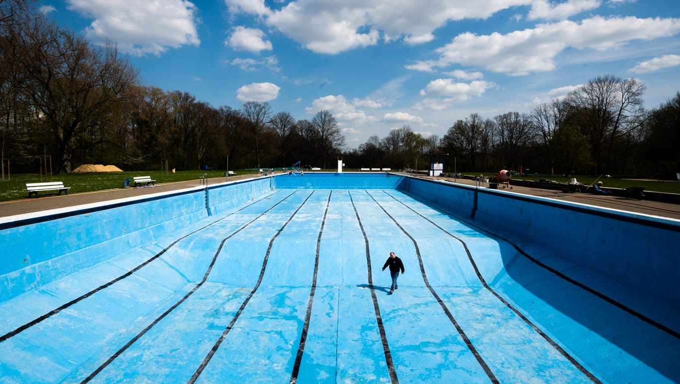 Instandhaltungsmaßnahmen in einem leeren Schwimmbecken: Wann die Freibadsaison 2021 startet, ist noch nicht sicher.
