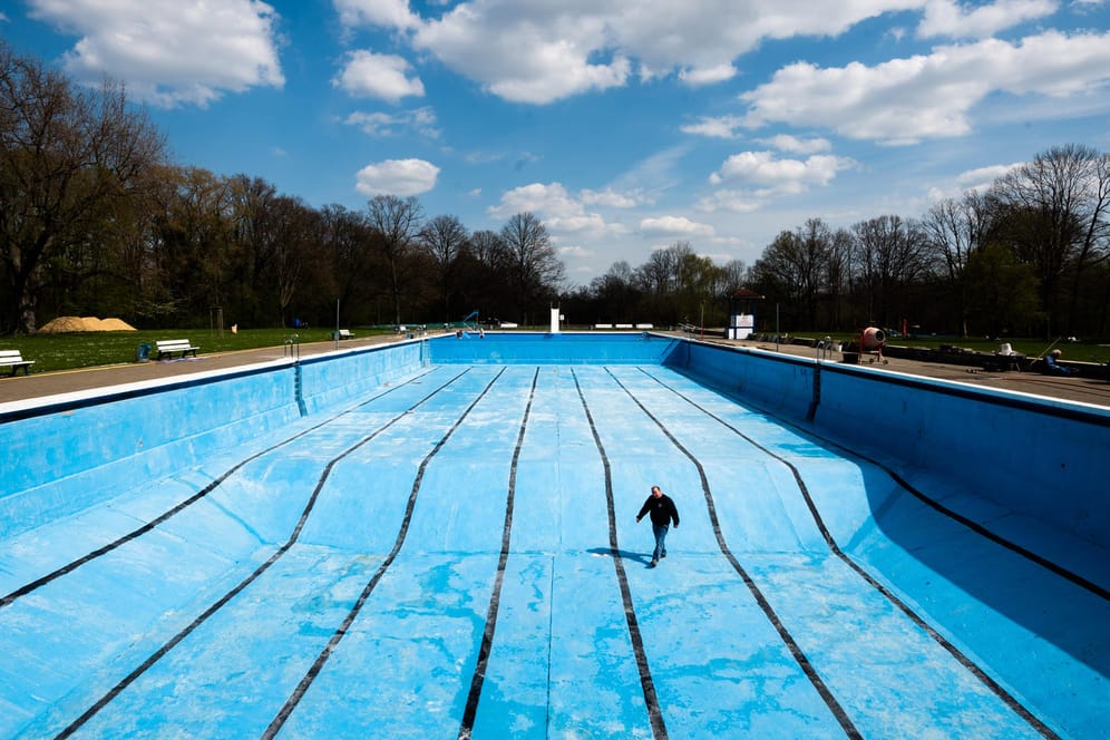 Instandhaltungsmaßnahmen in einem leeren Schwimmbecken: Wann die Freibadsaison 2021 startet, ist noch nicht sicher.