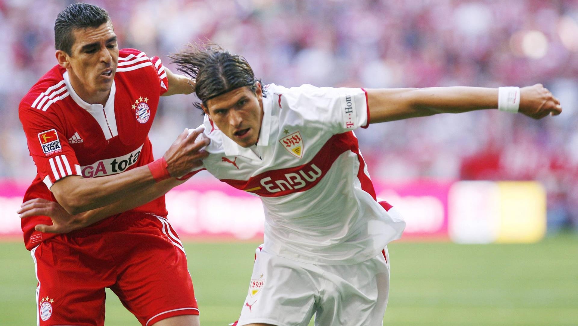 Stuttgarts Mario Gomez (re.) und Bayerns Lucio trafen am 34. Spieltag der Saison 2009 aufeinander. Beide Teams konnten noch Meister werden, am Ende triumphierte der VfL Wolfsburg.