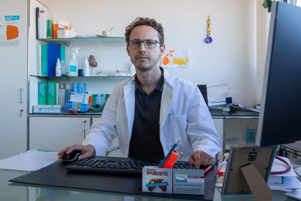Dr. Johannes Nolte in seiner Praxis in Porz-Zündorf. In Telegram-Kanälen werden gefälschte Impfausweise mit seinem Namen zum Kauf angeboten.