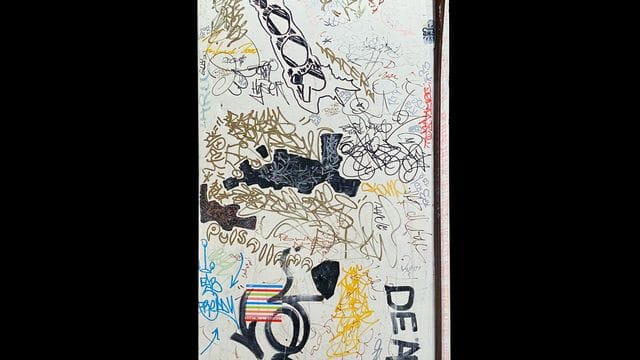 Ein einzigartiges Kunstwerk - die bekritzelte Kühlschrank-Tür von Keith Haring. Ein einzigartiges Kunstwerk - die bekritzelte Kühlschrank-Tür von Keith Haring.