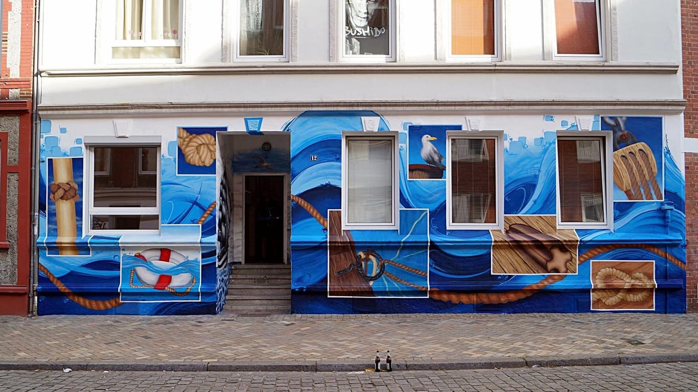 Maritime Motive schmücken ein Haus auf der Reeperbahn: Viele Hauseigentümer lassen ihre Fassanden von Künstlern verschönern.