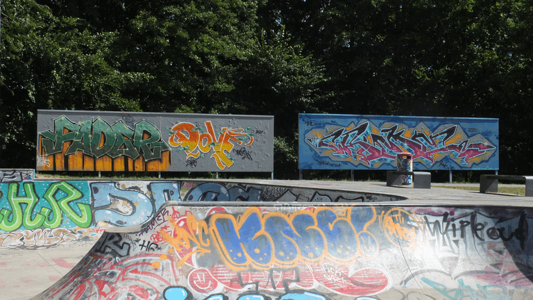 Graffitis auf dem Skatepark an der Preetzer Straße: Hier darf legal gesprayt werden.