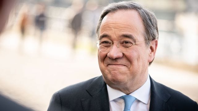 Armin Laschet kennt den Text von "Er gehört zu mir" in- und auswendig. Armin Laschet kennt den Text von "Er gehört zu mir" in- und auswendig.