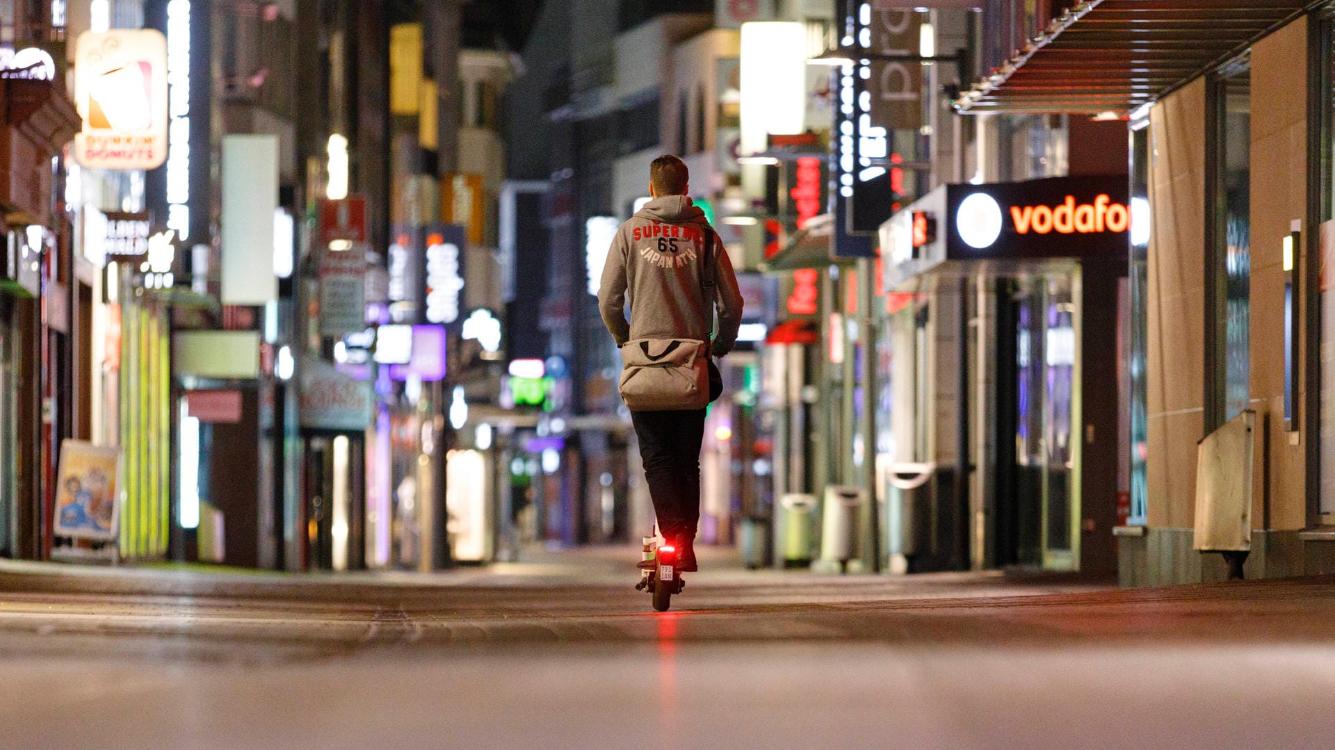 Hohe Straße in Köln bei Dunkelheit: In Köln gelten nächtliche Ausgangsbeschränkungen.