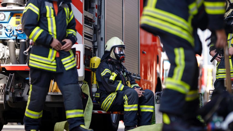 Einsatzkräfte der Feuerwehr Köln (Archivbild): 20 Feuerwehrleute löschten einen brennenden Wohnwagen.