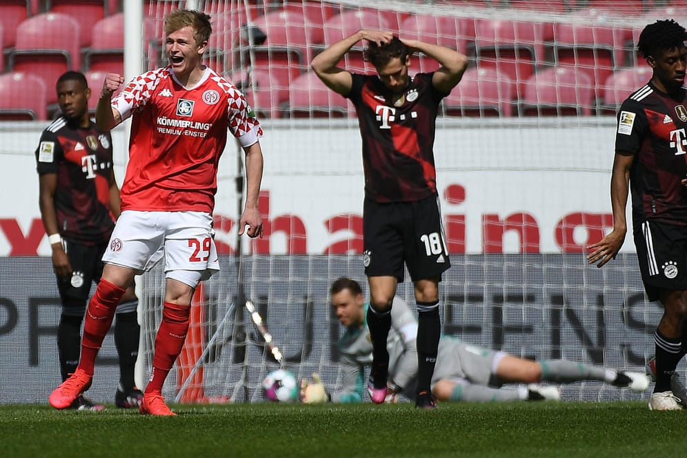 Mainz' Burkhardt (l.) feiert sein Führungstor gegen den FC Bayern.