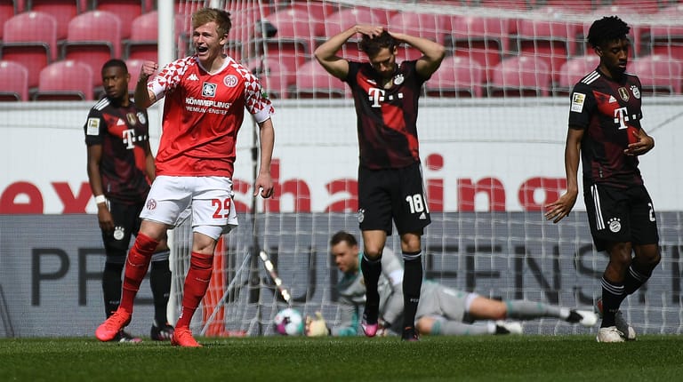 Mainz' Burkhardt (l.) feiert sein Führungstor gegen den FC Bayern.