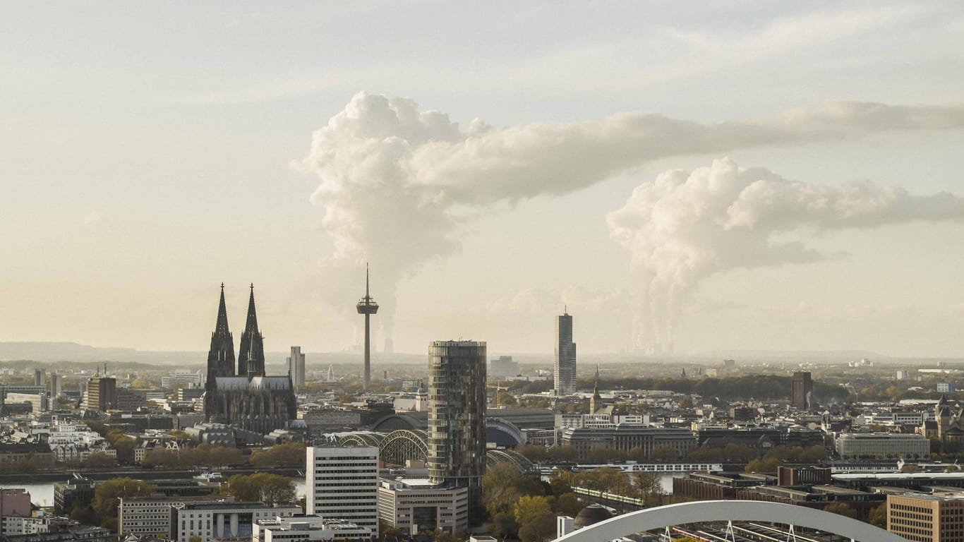 Blick über Köln (Archivfoto): Die Inzidenzen in den Stadtteilen in Köln unterscheiden sich teils drastisch.