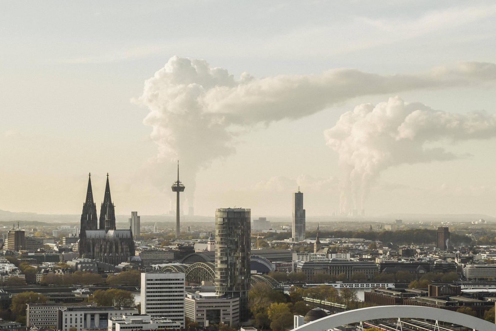 Blick über Köln (Archivfoto): Die Inzidenzen in den Stadtteilen in Köln unterscheiden sich teils drastisch.