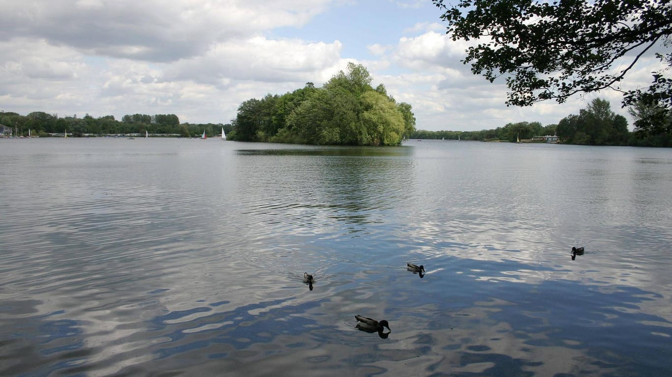 Der Unterbacher See in Düsseldorf: Ein Pärchen fand einen menschlichen Schädel auf dem Grund des Sees.