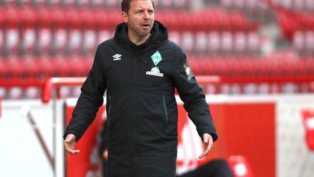 Ratlos: Florian Kohfeldt ist mit Werder Bremen wieder richtig dick im Abstiegskampf. Ratlos: Florian Kohfeldt ist mit Werder Bremen wieder richtig dick im Abstiegskampf.