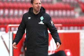 Ratlos: Florian Kohfeldt ist mit Werder Bremen wieder richtig dick im Abstiegskampf.