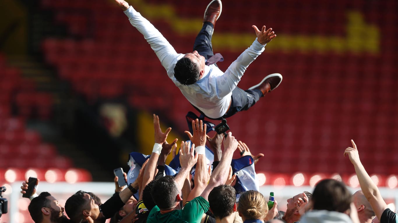 Championship: Die Spieler des FC Watford feiern nach dem perfekten aufstieg ihren Trainer Xisco Munoz.