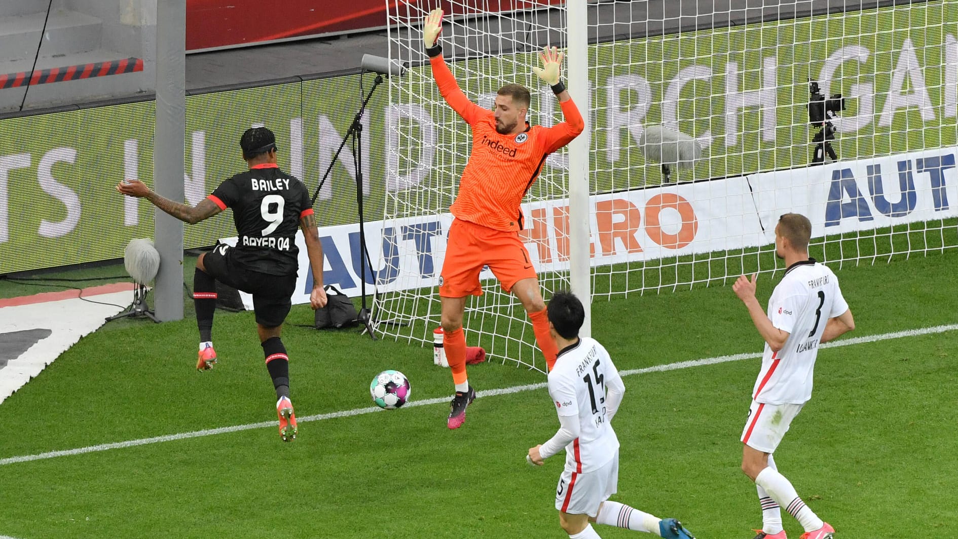 Das 1:0: Leverkusens Bailey (l.) trifft gegen Frankfurts Torwart Trapp. Das 1:0: Leverkusens Bailey (l.) trifft gegen Frankfurts Torwart Trapp.