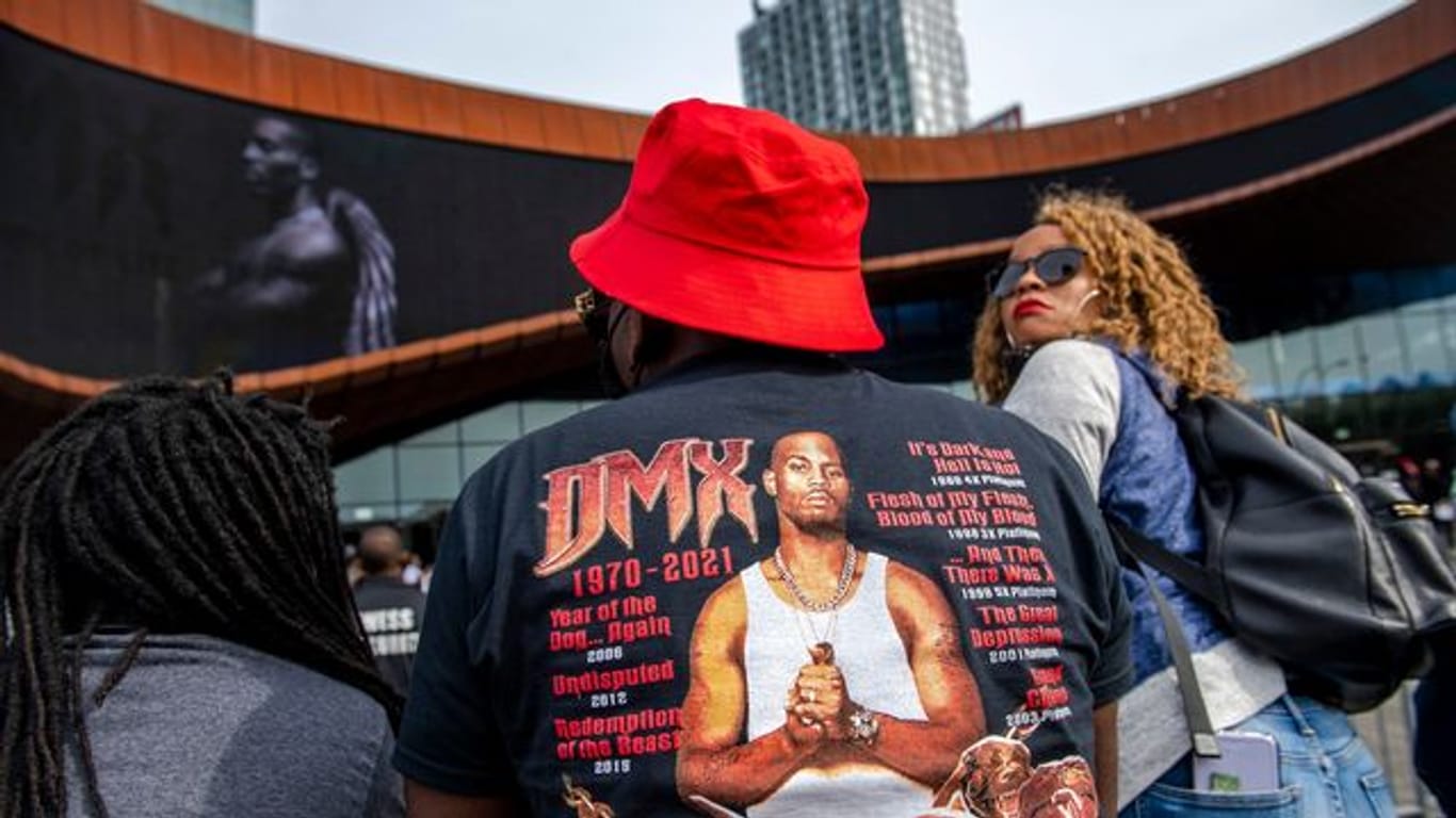 Fans, Familie und Kollegen haben dem Rapper DMX mit einer spektakulären Gedenkfeier Tribut gezollt.