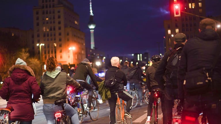 Zahlreiche Radfahrer fahren als Gruppe durch die Berliner Innenstadt: Sie protestieren mit eine Fahrradkorso gegen die Ausgangsbeschränkungen.