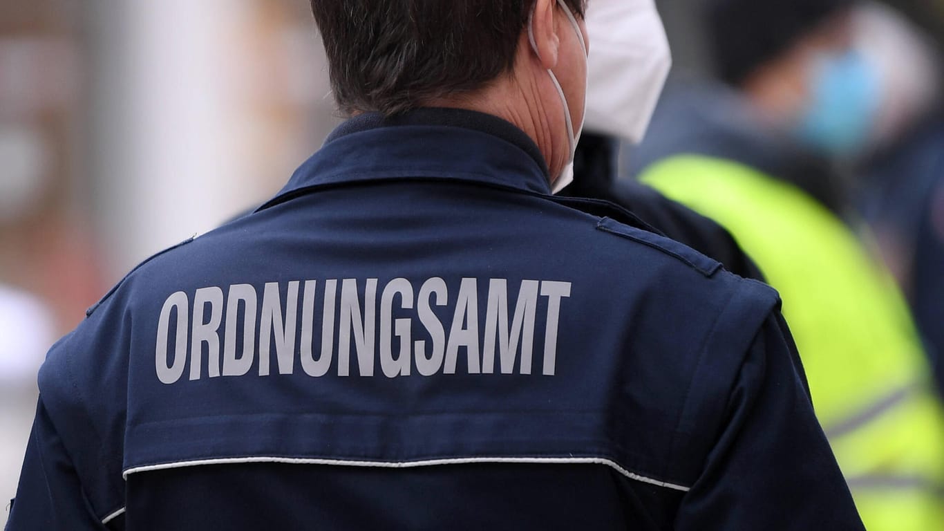 "Ordnungsamt" steht auf einer Dienstuniform: Zwei Mitarbeitende der Stadt Hagen sind offenbar nach einer Demo-Teilnahme versetzt worden.