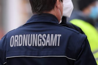 "Ordnungsamt" steht auf einer Dienstuniform: Zwei Mitarbeitende der Stadt Hagen sind offenbar nach einer Demo-Teilnahme versetzt worden.