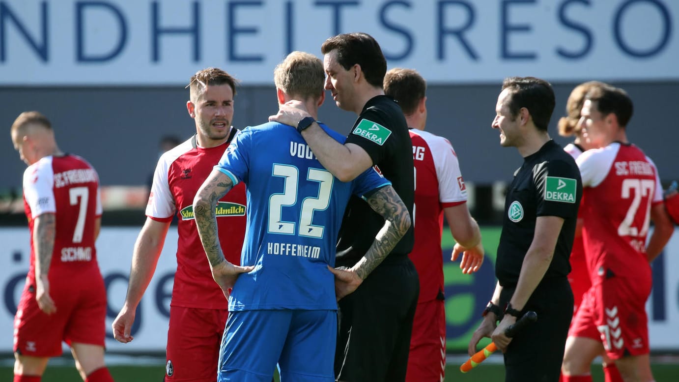 Die nahbare und kommunikative Art von Manuel Gräfe kommt bei Spielern wie Christian Günter (Freiburg) und Kevin Vogt (Hoffenheim) gut an.