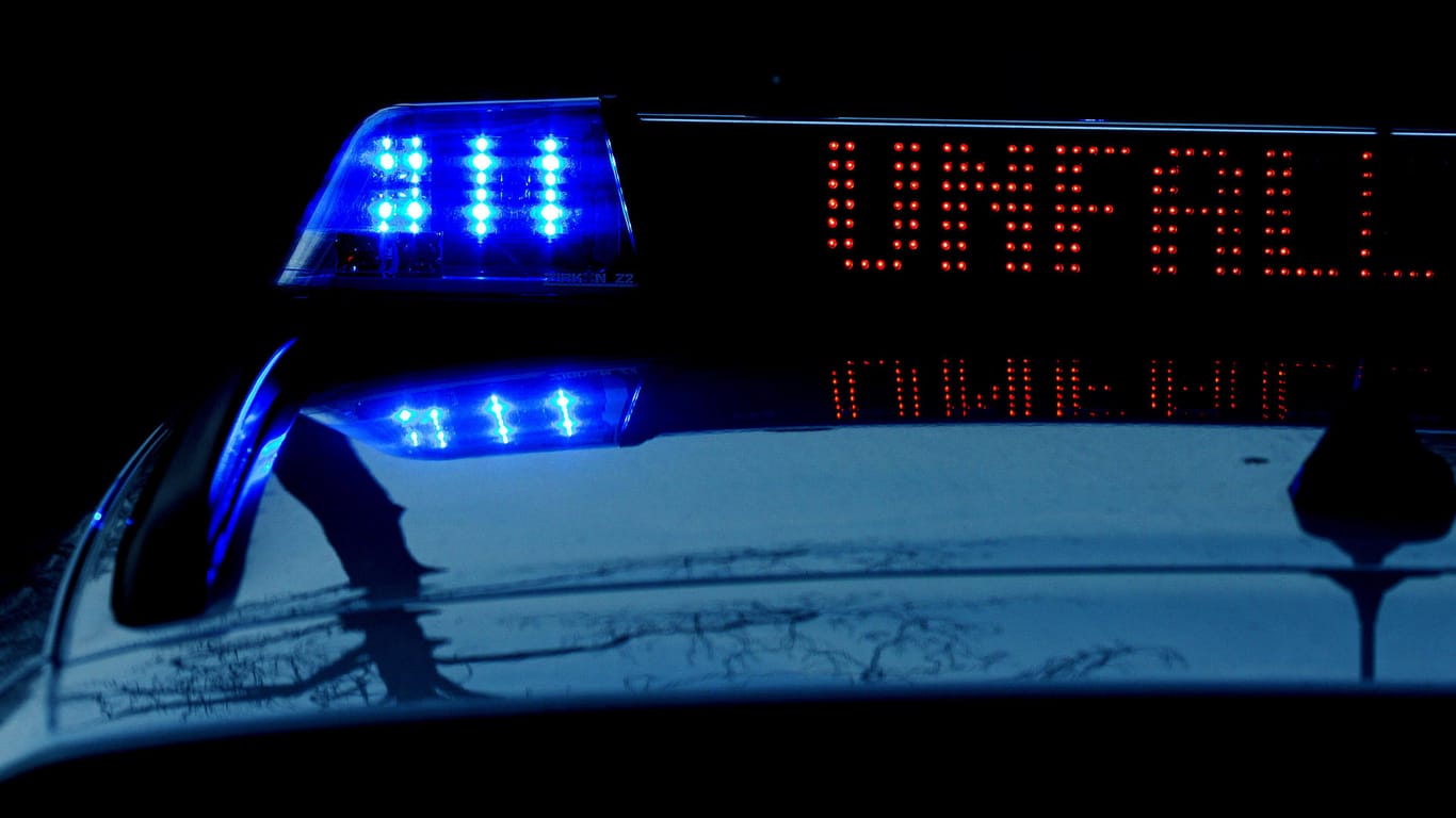 "Unfall" steht auf der LED-Anzeige eines Polizeiwagen (Symbolbild): Pkw und Motorrad fingen nach dem Zusammenstoß Feuer.