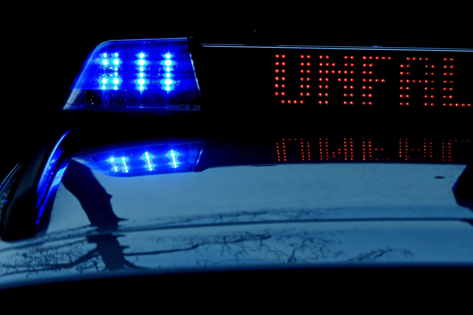 "Unfall" steht auf der LED-Anzeige eines Polizeiwagen (Symbolbild): Pkw und Motorrad fingen nach dem Zusammenstoß Feuer.