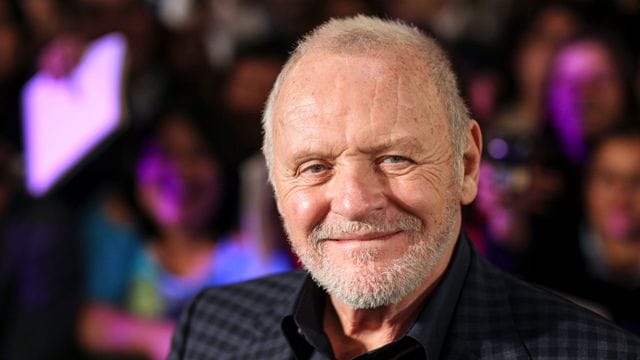 Anthony Hopkins zerbricht sich mit 83 Jahren nicht mehr den Kopf vor neuen Projekten, wie er in einem Interview sagte: "Ich begebe mich mit gesundem Menschenverstand in meine Rollen hinein.