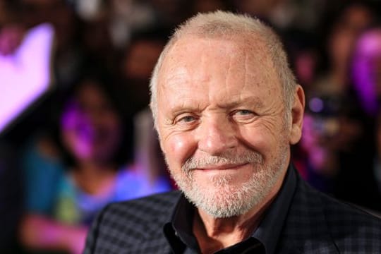 Anthony Hopkins zerbricht sich mit 83 Jahren nicht mehr den Kopf vor neuen Projekten, wie er in einem Interview sagte: "Ich begebe mich mit gesundem Menschenverstand in meine Rollen hinein.