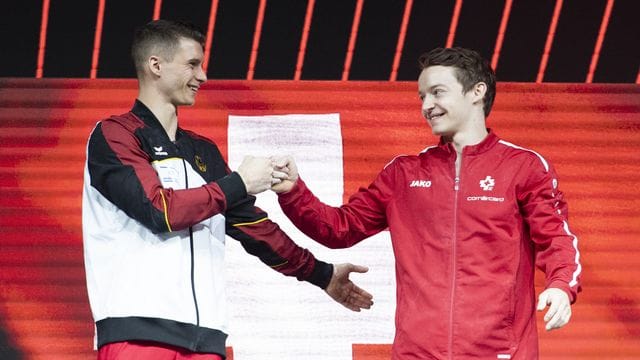 Lukas Dauser (l) und Christian Baumann aus der Schweiz freuen sich auf dem Podium über ihren gemeinsamen dritten Platz.
