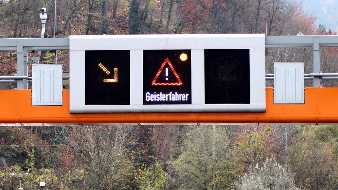 Ein Schild warnt vor einem Geisterfahrer: Ein Polizist hat in seiner Freizeit einen Falschfahrer verfolgt. Ein Schild warnt vor einem Geisterfahrer: Ein Polizist hat in seiner Freizeit einen Falschfahrer verfolgt.