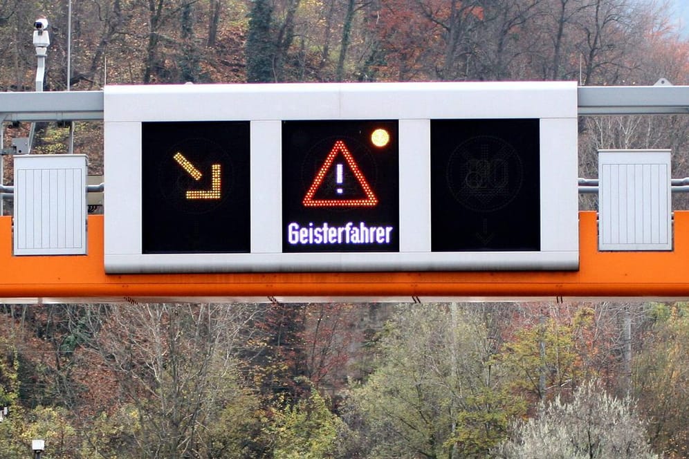 Ein Schild warnt vor einem Geisterfahrer: Ein Polizist hat in seiner Freizeit einen Falschfahrer verfolgt.