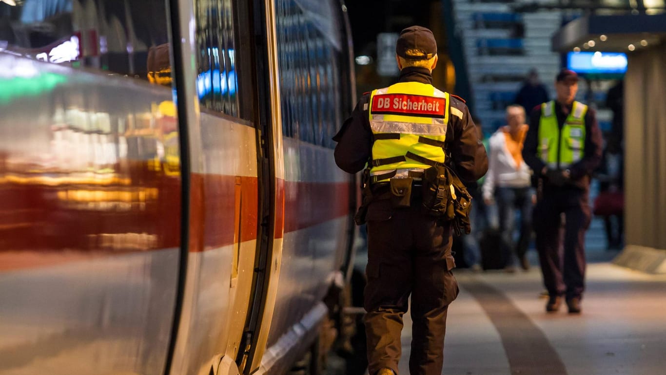 Mitarbeiter der DB Sicherheit an einem ICE im Hamburger Hauptbahnhof: Ein Maskenverweigerer soll auf Sicherheitspersonal losgegangen sein.