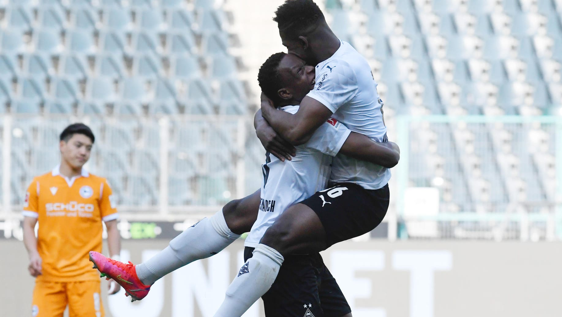 Gladbachs Zakaria (l.) und Embolo jubeln gegen Arminia Bielefeld.