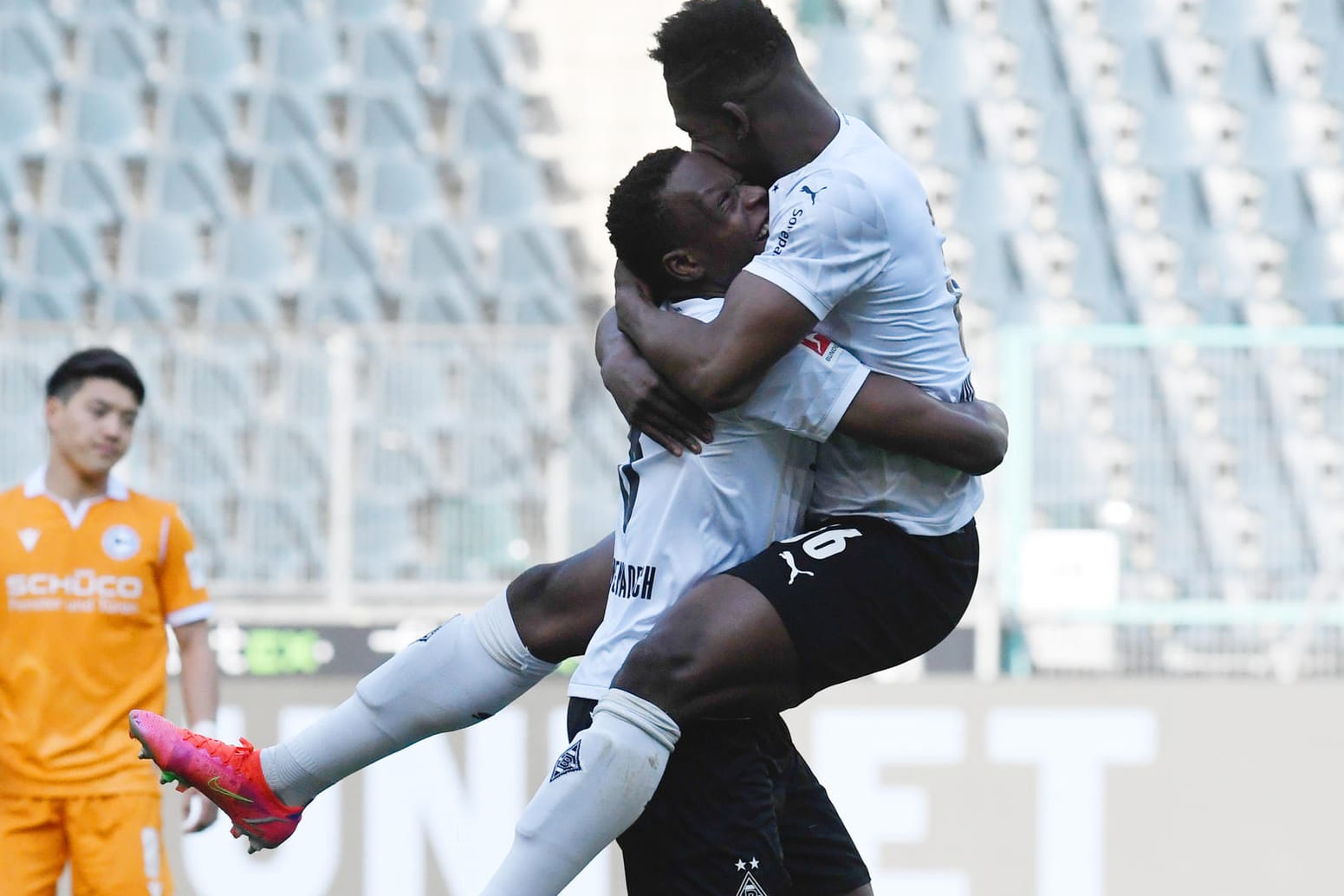 Gladbachs Zakaria (l.) und Embolo jubeln gegen Arminia Bielefeld.