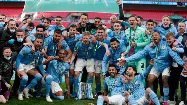 Die Spieler von Manchester City lassen sich mit dem Liga-Pokal fotografieren. Die Spieler von Manchester City lassen sich mit dem Liga-Pokal fotografieren.