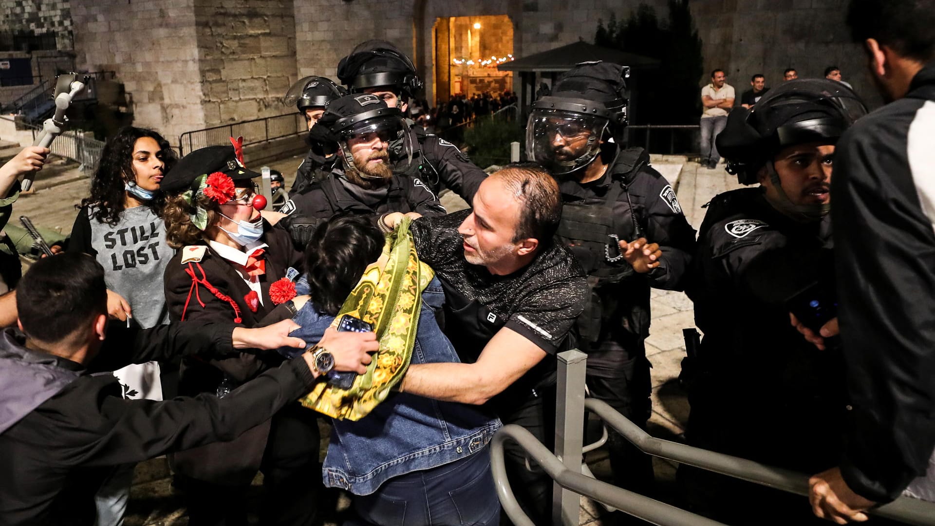 Polizisten und Demonstranten rangeln an Absperrungen zum Damaskus-Tor an der Jerusalemer Altstadt. Polizisten und Demonstranten rangeln an Absperrungen zum Damaskus-Tor an der Jerusalemer Altstadt.