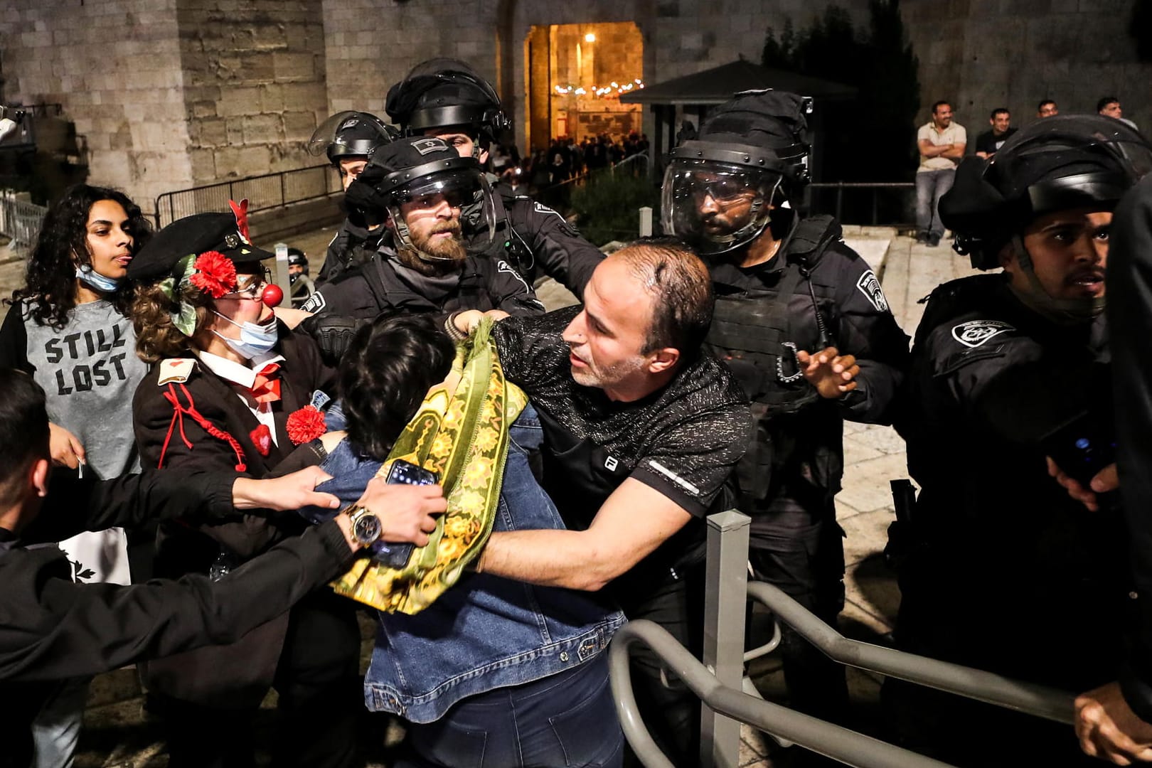 Polizisten und Demonstranten rangeln an Absperrungen zum Damaskus-Tor an der Jerusalemer Altstadt.