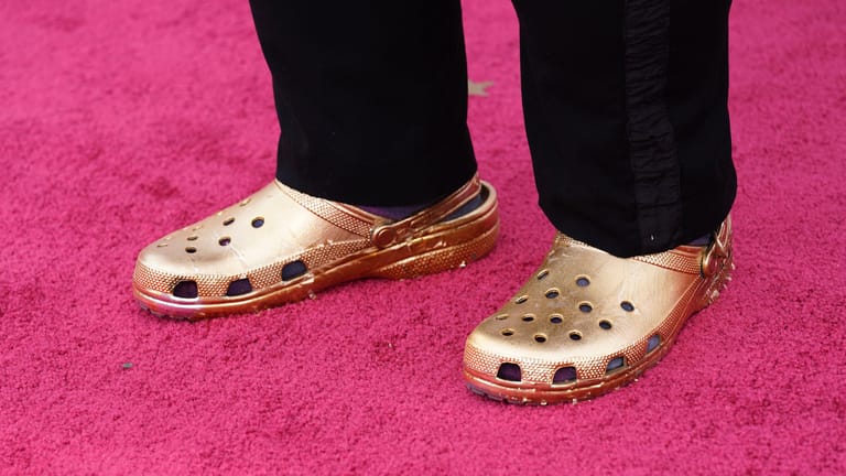 Questlove: Der Rapper kam in goldenen Crocs auf den roten Teppich.