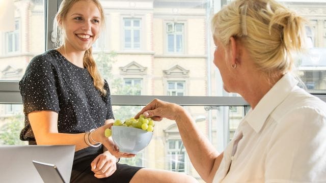 Eine Obst- und Gemüsebeauftragte kann sich im Betrieb um gesunde Snacks zum schnellen Zugreifen kümmern.